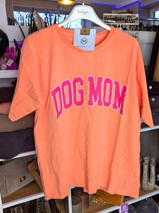 Stilvolles T-Shirt für Hundeliebhaberinnen in Orange mit "DOG MOM" Print in Pink auf Baumwollstoff. Perfekt für den Alltag oder Geschenk für Hunde Mamas!