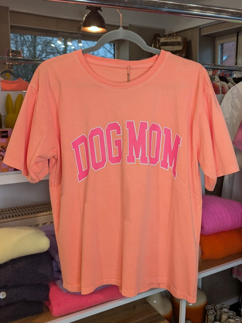 Stilvolles T-Shirt für Hundeliebhaberinnen in Orange mit "DOG MOM" Print in Pink auf Baumwollstoff. Perfekt für den Alltag oder Geschenk für Hunde Mamas!