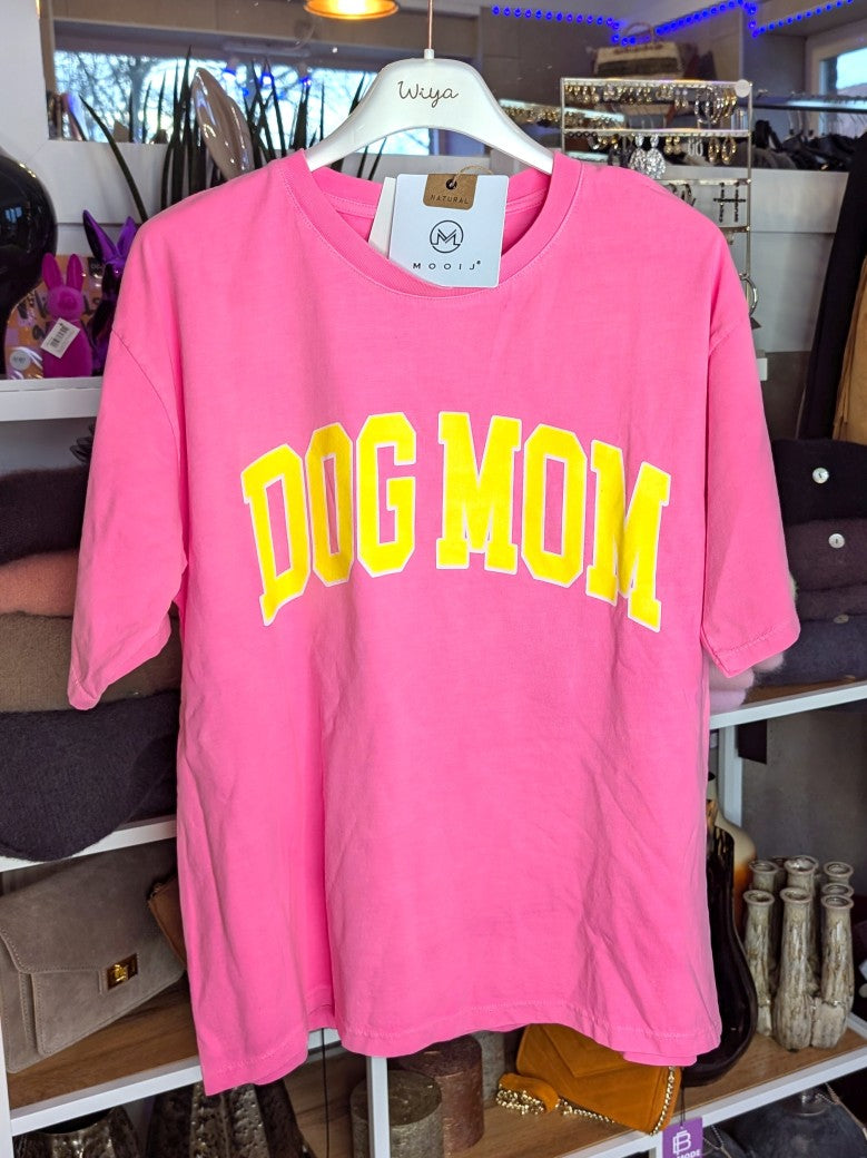 Stilvolles T-Shirt für Hundeliebhaberinnen in Pink mit "DOG MOM" Print in Gelb auf Baumwollstoff. Perfekt für den Alltag oder Geschenk für Hunde Mamas!