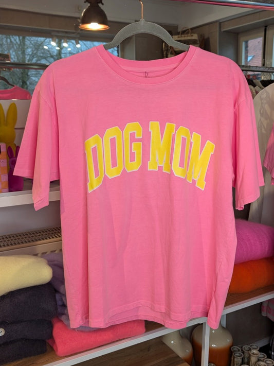 Stilvolles T-Shirt für Hundeliebhaberinnen in Pink mit "DOG MOM" Print in Gelb auf Baumwollstoff. Perfekt für den Alltag oder Geschenk für Hunde Mamas!