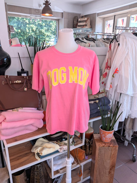 Stilvolles T-Shirt für Hundeliebhaberinnen in Pink mit "DOG MOM" Print in Gelb auf Baumwollstoff. Perfekt für den Alltag oder Geschenk für Hunde Mamas!