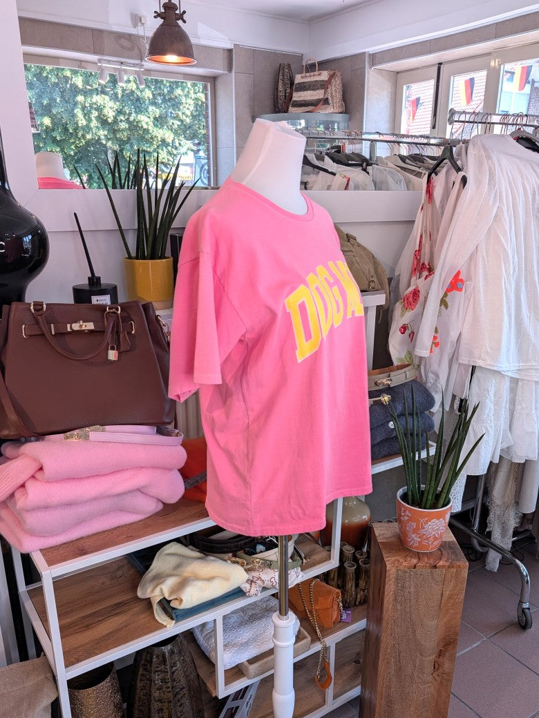 Stilvolles T-Shirt für Hundeliebhaberinnen in Pink mit "DOG MOM" Print in Gelb auf Baumwollstoff. Perfekt für den Alltag oder Geschenk für Hunde Mamas!