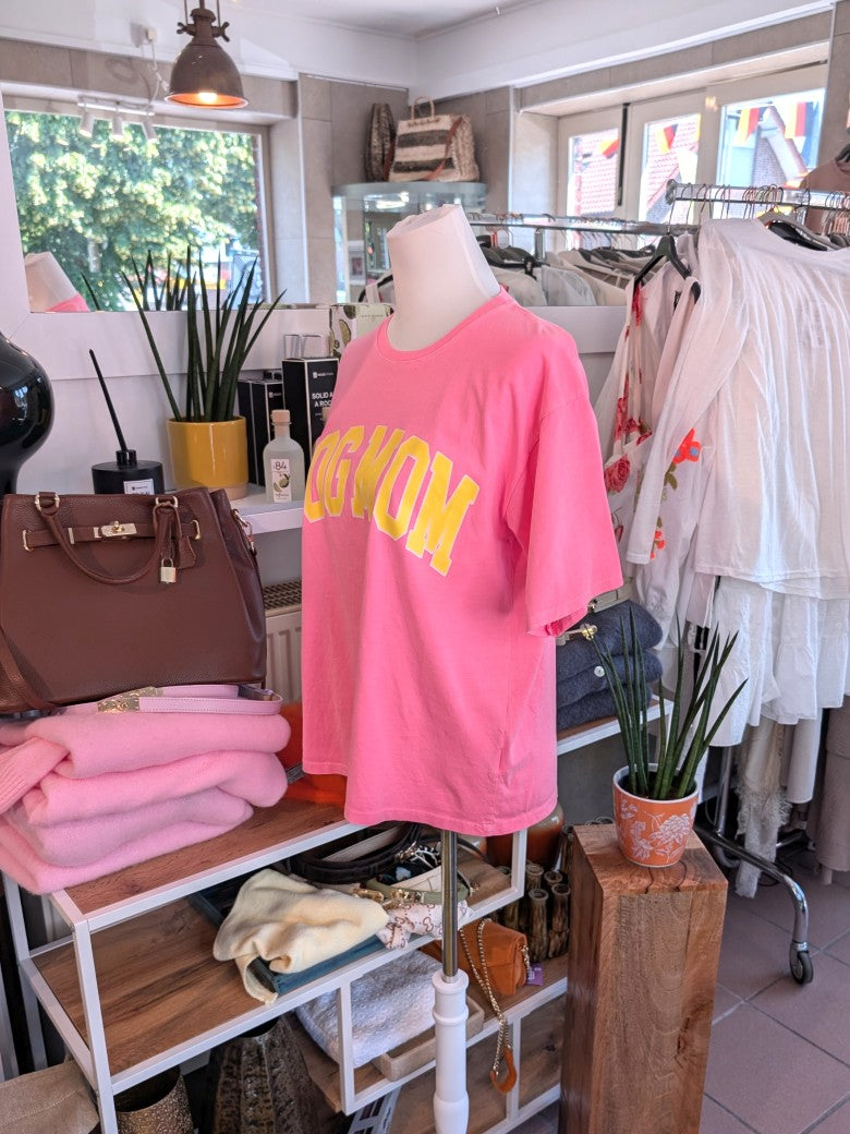 Stilvolles T-Shirt für Hundeliebhaberinnen in Pink mit "DOG MOM" Print in Gelb auf Baumwollstoff. Perfekt für den Alltag oder Geschenk für Hunde Mamas!