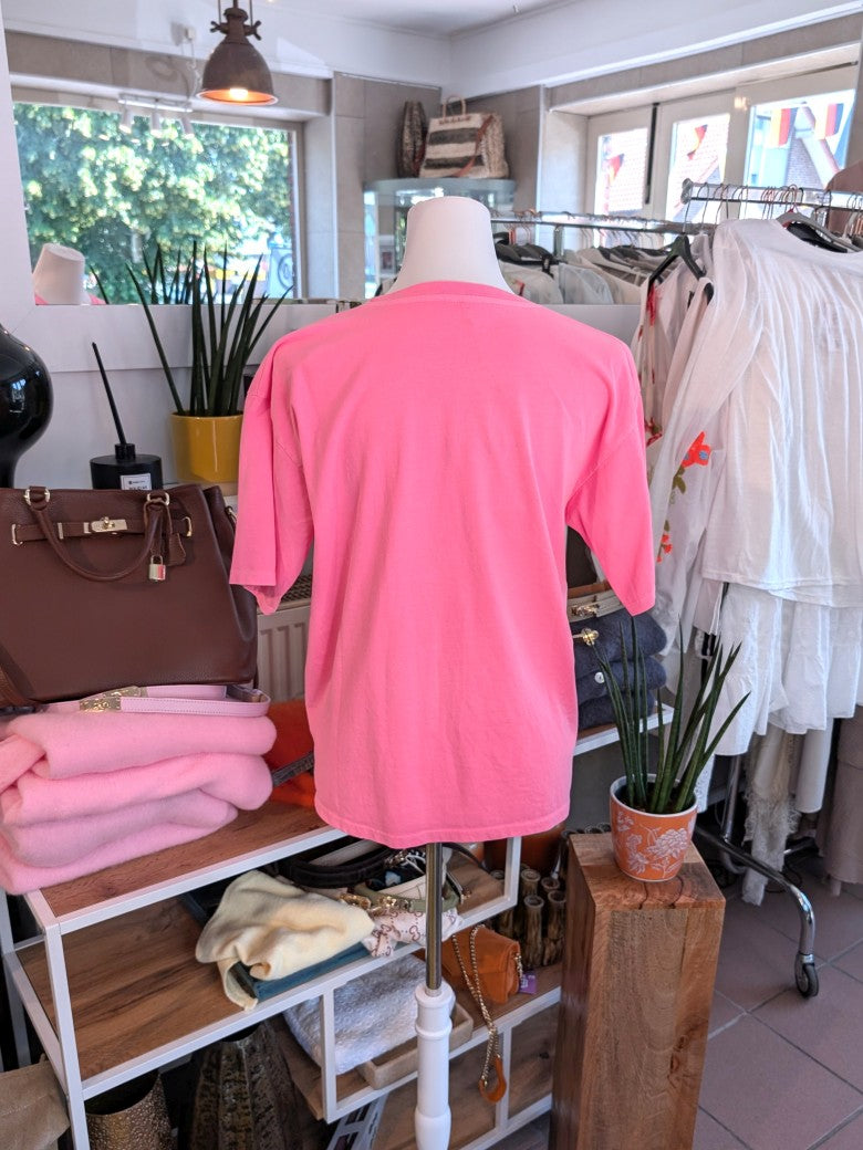 Stilvolles T-Shirt für Hundeliebhaberinnen in Pink mit "DOG MOM" Print in Gelb auf Baumwollstoff. Perfekt für den Alltag oder Geschenk für Hunde Mamas!