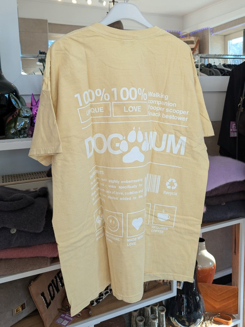 Stilvolles T-Shirt für Hundeliebhaberinnen mit "DOG MUM" Backprint in Weiß auf gelbem Baumwollstoff. Perfekt für den Alltag oder als Geschenk für Hunde Mamas!