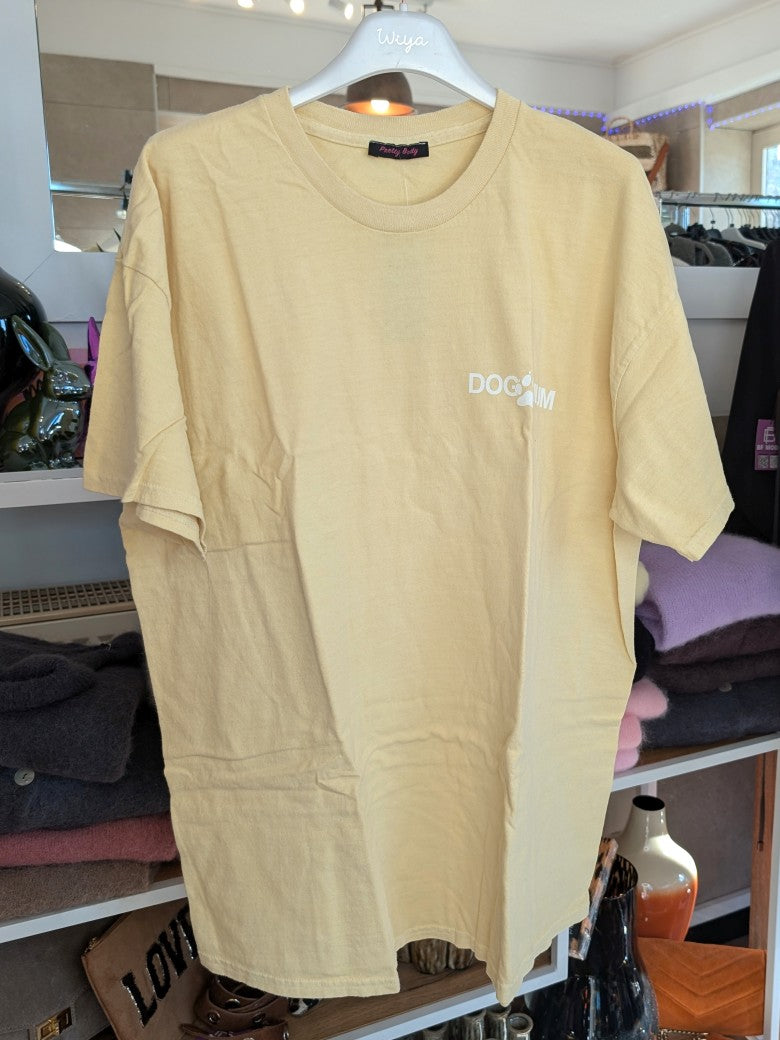 Stilvolles T-Shirt für Hundeliebhaberinnen mit "DOG MUM" Backprint in Weiß auf gelbem Baumwollstoff. Perfekt für den Alltag oder als Geschenk für Hunde Mamas!