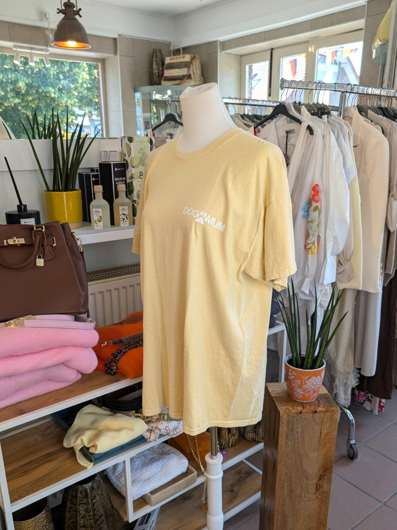 Stilvolles T-Shirt für Hundeliebhaberinnen mit "DOG MUM" Backprint in Weiß auf gelbem Baumwollstoff. Perfekt für den Alltag oder als Geschenk für Hunde Mamas!