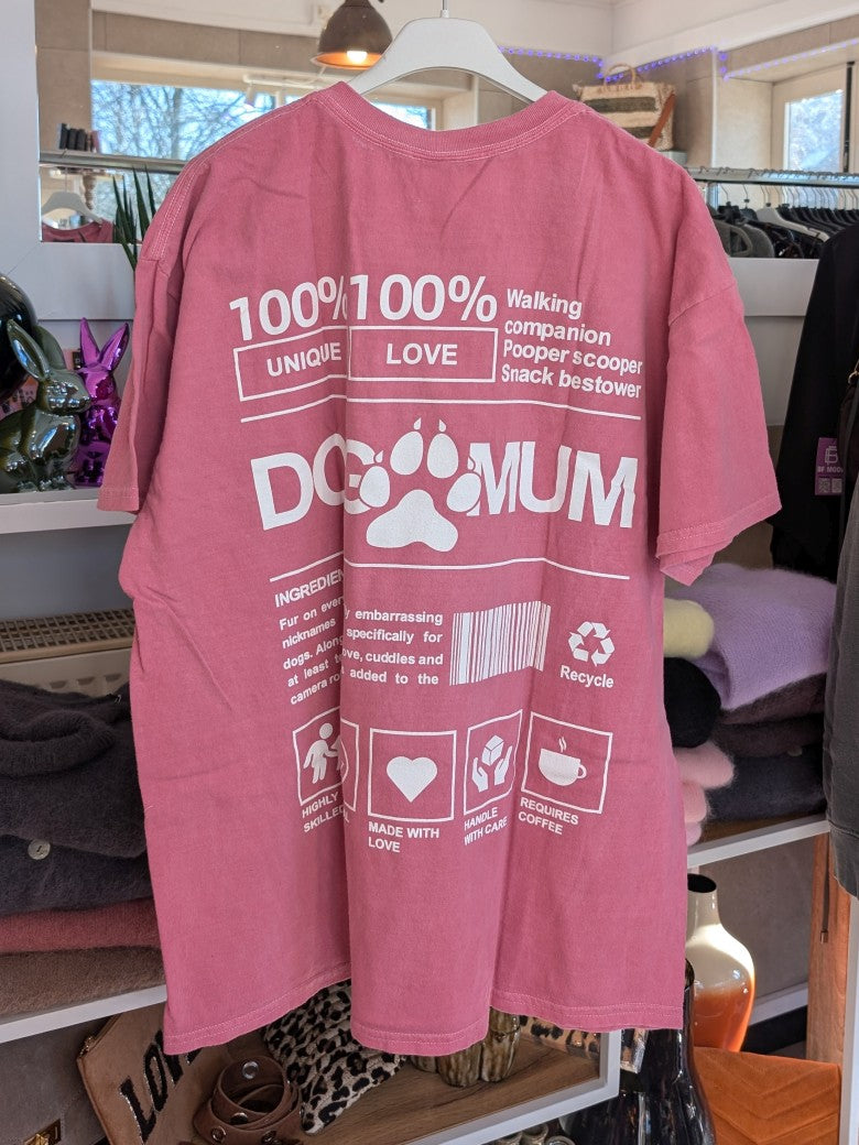 Stilvolles T-Shirt für Hundeliebhaberinnen mit "DOG MUM" Backprint in Weiß auf pinkem Baumwollstoff. Perfekt für den Alltag oder als Geschenk für Hunde Mamas!