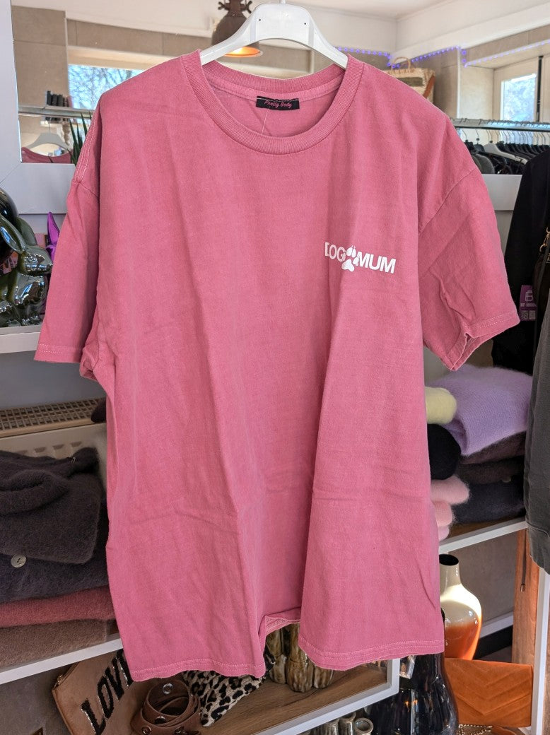 Stilvolles T-Shirt für Hundeliebhaberinnen mit "DOG MUM" Backprint in Weiß auf pinkem Baumwollstoff. Perfekt für den Alltag oder als Geschenk für Hunde Mamas!