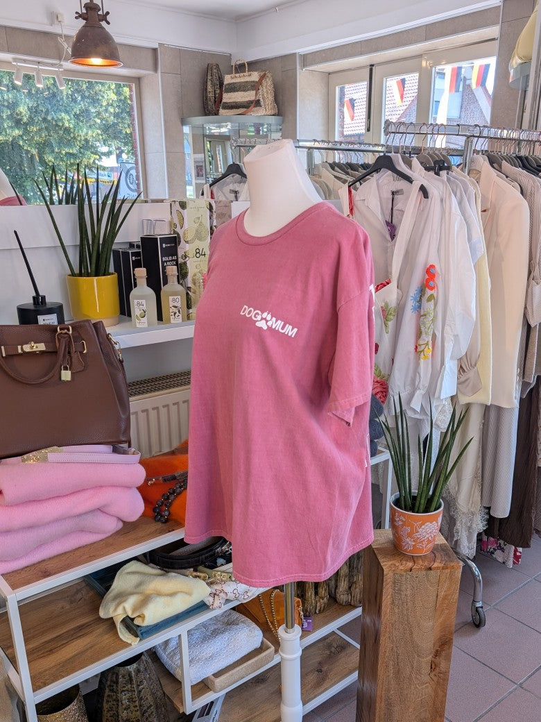 Stilvolles T-Shirt für Hundeliebhaberinnen mit "DOG MUM" Backprint in Weiß auf pinkem Baumwollstoff. Perfekt für den Alltag oder als Geschenk für Hunde Mamas!