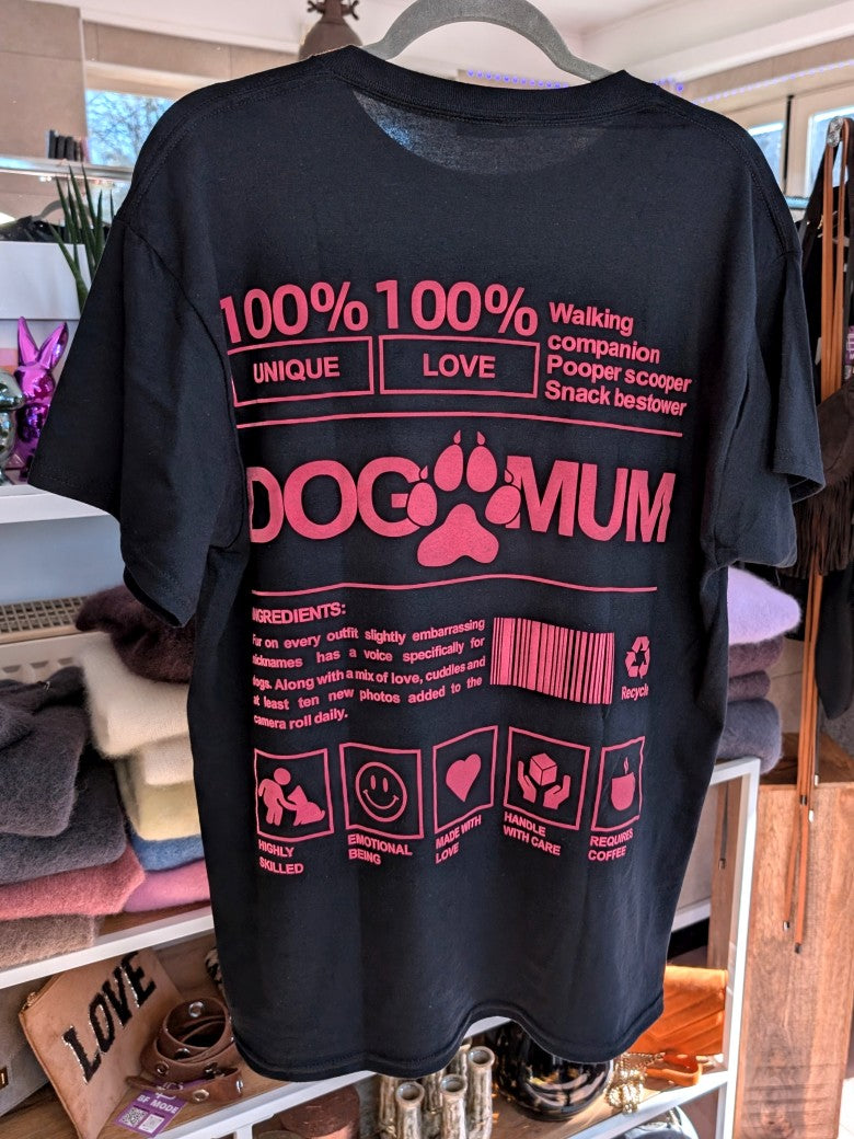 Stilvolles T-Shirt für Hundeliebhaberinnen mit "DOG MUM" Backprint in Pink auf schwarzem Baumwollstoff. Perfekt für den Alltag oder als Geschenk für Hunde Mamas!