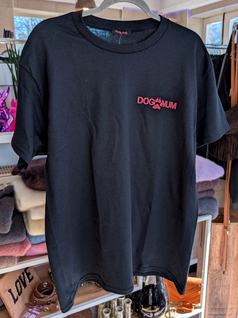 Stilvolles T-Shirt für Hundeliebhaberinnen mit "DOG MUM" Backprint in Pink auf schwarzem Baumwollstoff. Perfekt für den Alltag oder als Geschenk für Hunde Mamas!