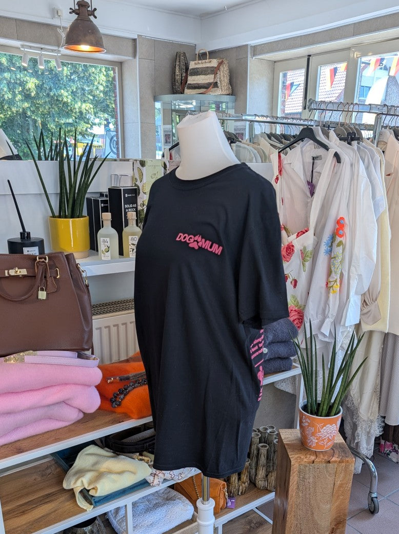 Stilvolles T-Shirt für Hundeliebhaberinnen mit "DOG MUM" Backprint in Pink auf schwarzem Baumwollstoff. Perfekt für den Alltag oder als Geschenk für Hunde Mamas!