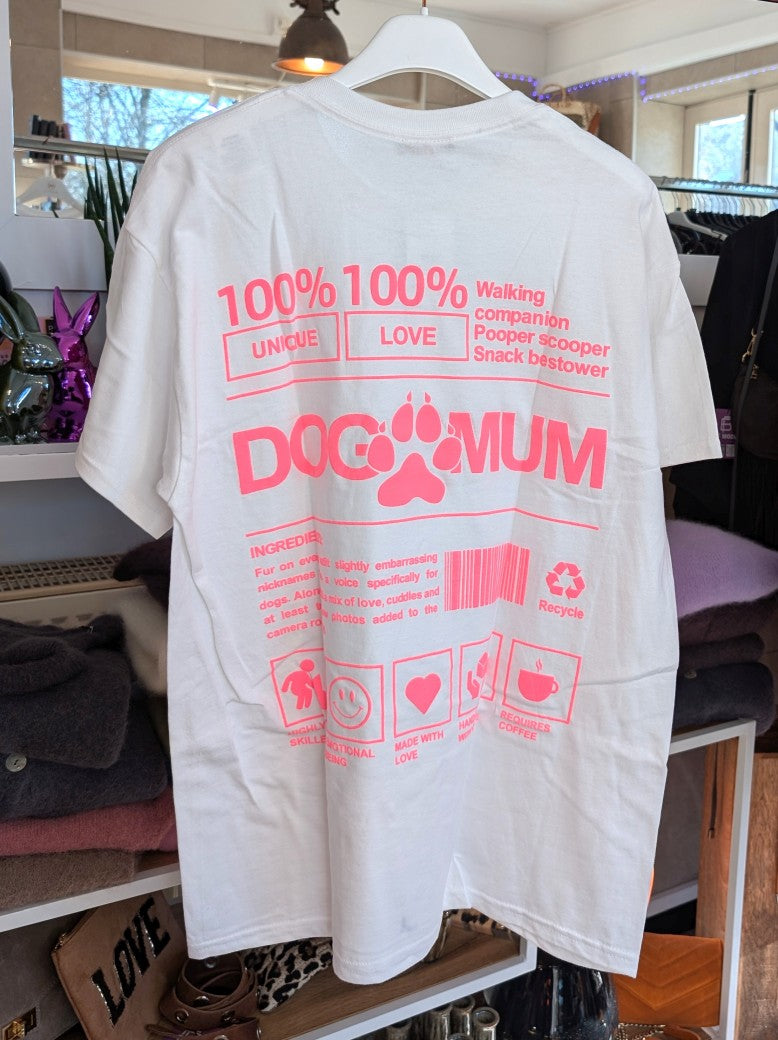 Stilvolles T-Shirt für Hundeliebhaberinnen mit "DOG MUM" Backprint in Pink auf weißem Baumwollstoff. Perfekt für den Alltag oder als Geschenk für Hunde Mamas!