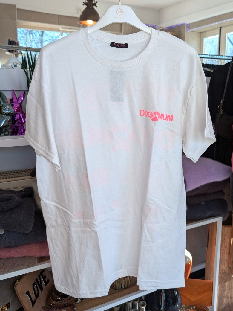 Stilvolles T-Shirt für Hundeliebhaberinnen mit "DOG MUM" Backprint in Pink auf weißem Baumwollstoff. Perfekt für den Alltag oder als Geschenk für Hunde Mamas!
