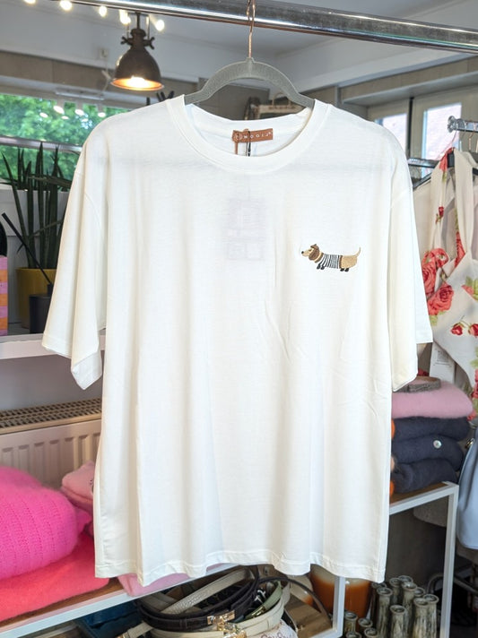 Hochwertiges T-Shirt mit charmanten Dackel-Motiv in zeitlosem Créme-Braun. Ein verspieltes Statement-Piece von MOOIJ, das Hundeliebhaber begeistert!