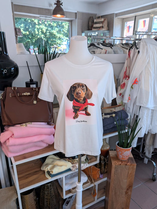 Hochwertiges T-Shirt mit charmanten Dackel-Motiv in Creme mit Braun und Rosa Rot, passt zu jedem Anlass – ob casual im Alltag oder Geschenk für Hundeliebhaber.