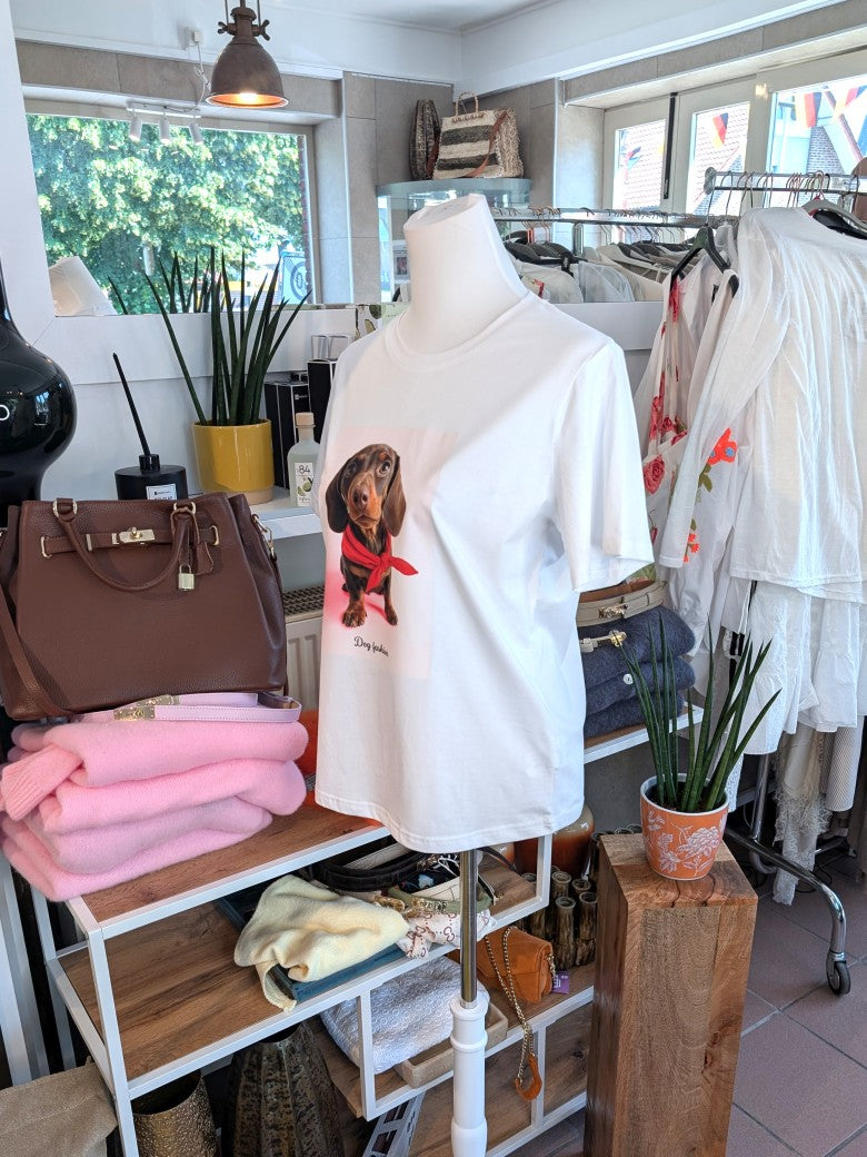 Hochwertiges T-Shirt mit charmanten Dackel-Motiv in Creme mit Braun und Rosa Rot, passt zu jedem Anlass – ob casual im Alltag oder Geschenk für Hundeliebhaber.