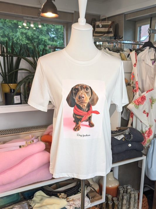 Hochwertiges T-Shirt mit charmanten Dackel-Motiv in Creme mit Braun und Rosa Rot, passt zu jedem Anlass – ob casual im Alltag oder Geschenk für Hundeliebhaber.