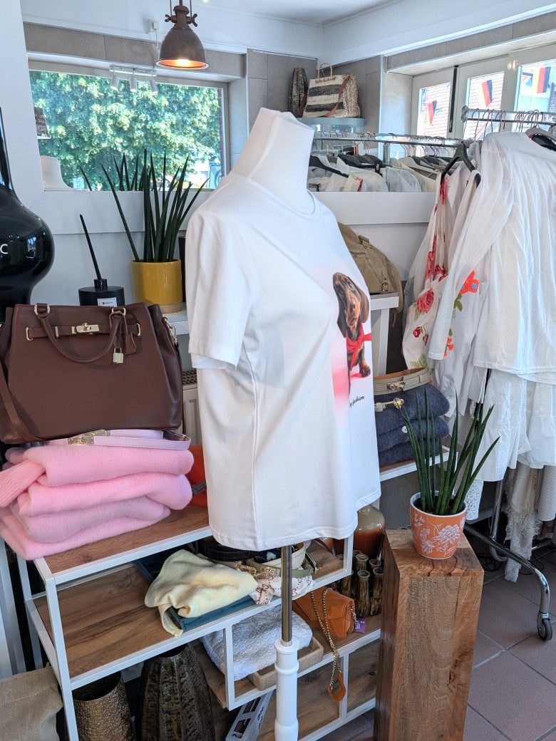 Hochwertiges T-Shirt mit charmanten Dackel-Motiv in Creme mit Braun und Rosa Rot, passt zu jedem Anlass – ob casual im Alltag oder Geschenk für Hundeliebhaber.