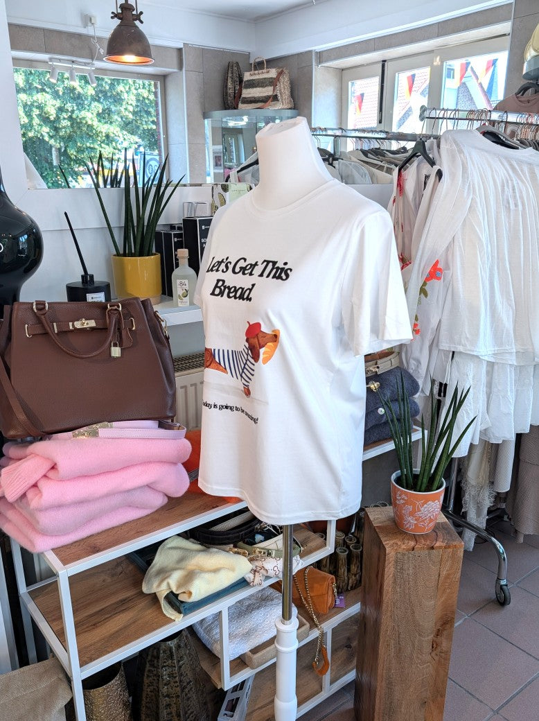 Witziges T-Shirt mit niedlichem Dackel-Motiv "Let's Get This Bread". Durch die unterschiedlichen verwendeten Farben leicht zu verschiedenen Outfits kombinierbar!