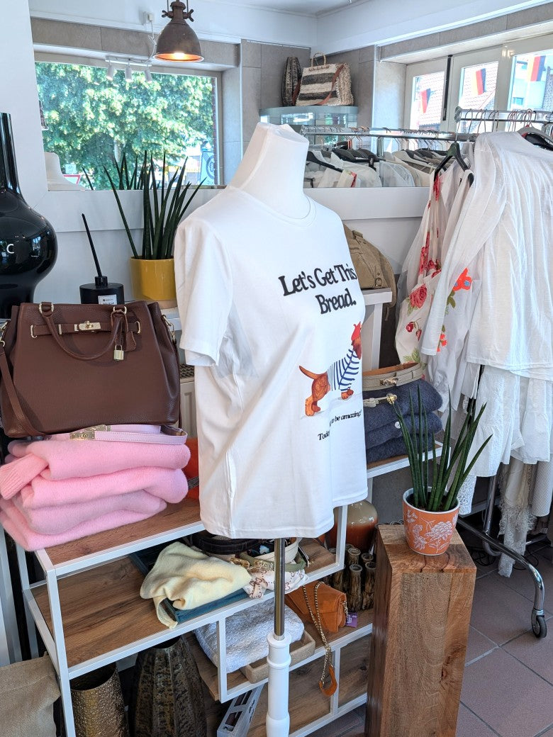 Witziges T-Shirt mit niedlichem Dackel-Motiv "Let's Get This Bread". Durch die unterschiedlichen verwendeten Farben leicht zu verschiedenen Outfits kombinierbar!
