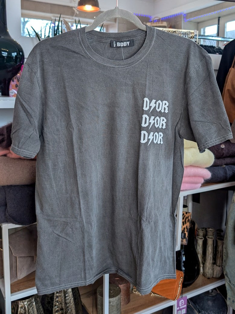 Cooles lässiges T-Shirt im angesagten Dior-Stil mit markanten Backprint-Design in den Farben Grau mit Weiß aus hochwertiger Baumwolle - Stil mit Qualität!