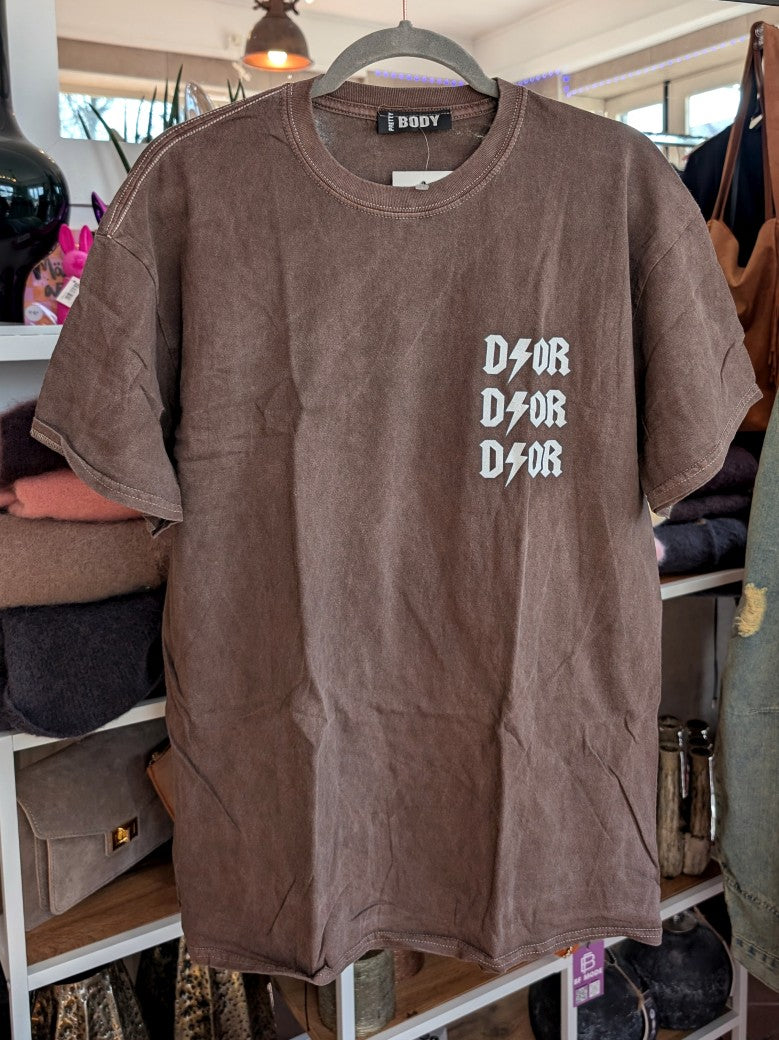 Cooles lässiges T-Shirt im angesagten Dior-Stil mit markanten Backprint-Design in den Farben Coffee Braun Weiß aus hochwertiger Baumwolle - Stil mit Qualität!