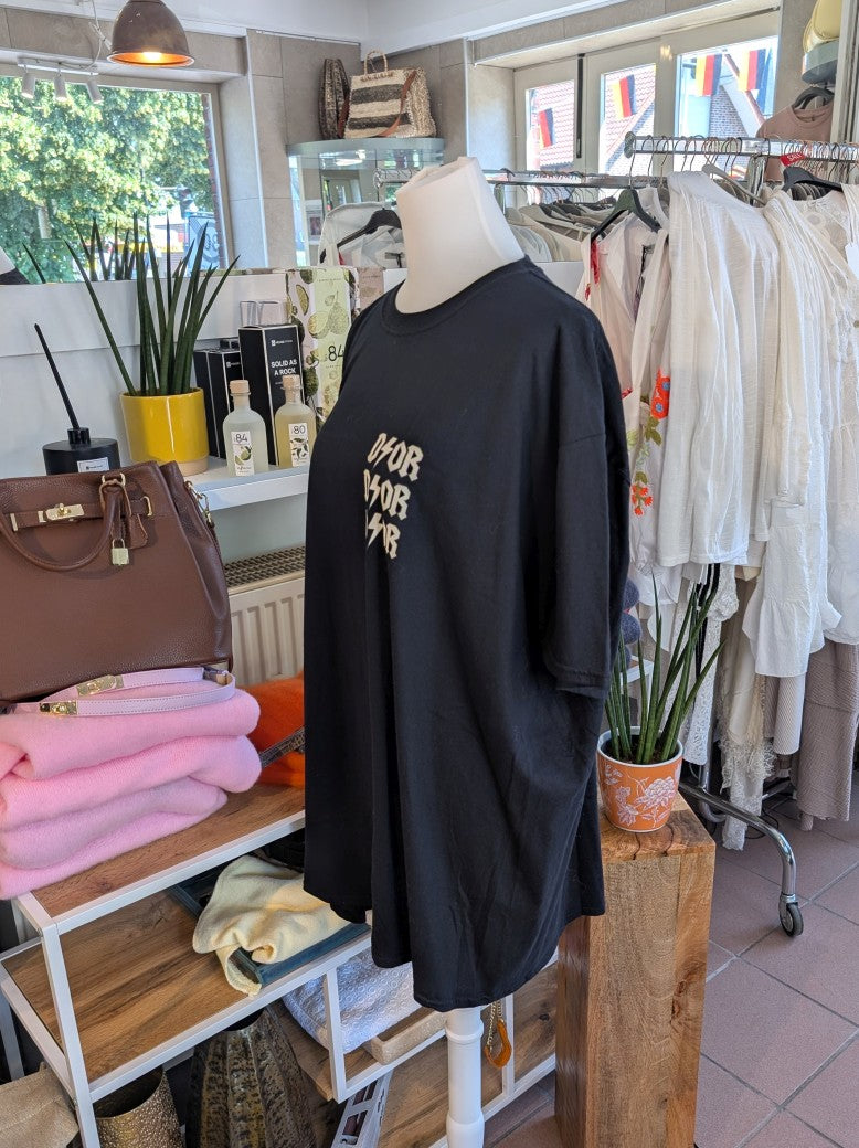 Lässiges XXL oversized T-Shirt im angesagten Dior-Stil mit markanten Backprint-Design in den Farben Schwarz Créme aus hochwertiger Baumwolle - Stil mit Qualität!