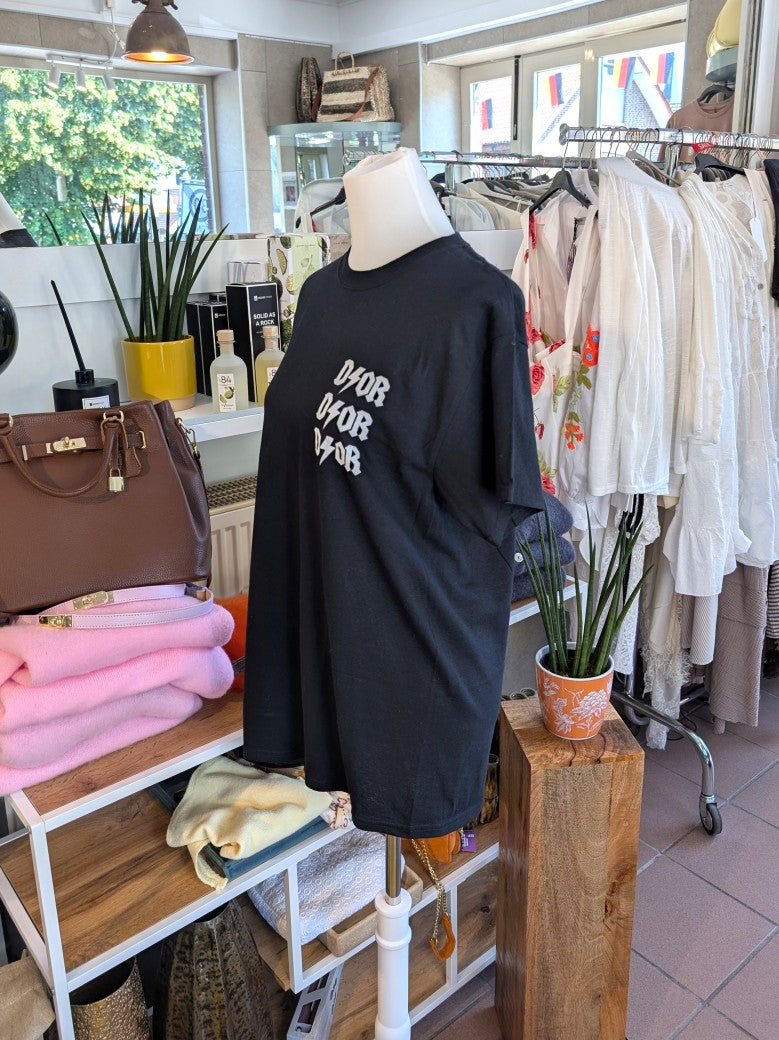 Cooles lässiges T-Shirt im angesagten Dior-Stil mit markanten Backprint-Design in den Farben Schwarz und Weiß aus hochwertiger Baumwolle - Stil mit Qualität!