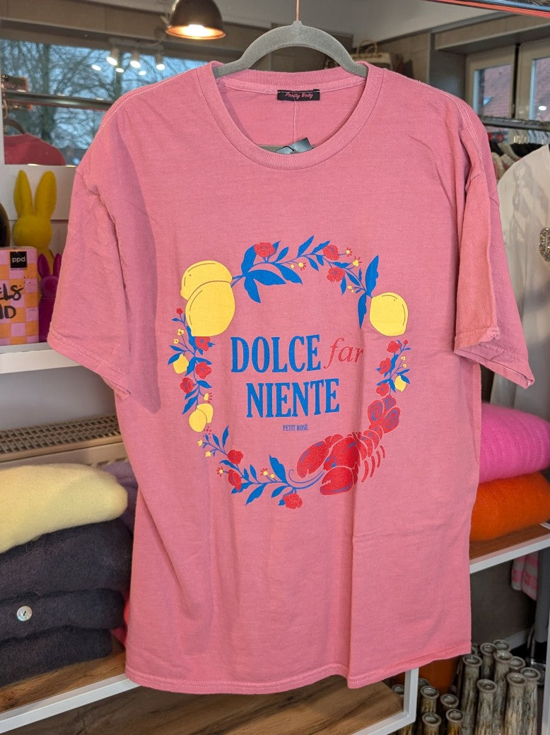 Genießen Sie pure Entspannung mit diesem oversized T-Shirt in den lebendigen Farben Pink, Gelb, Rot und Blau. Süßes Nichtstun - Entschleunigung noch heute!