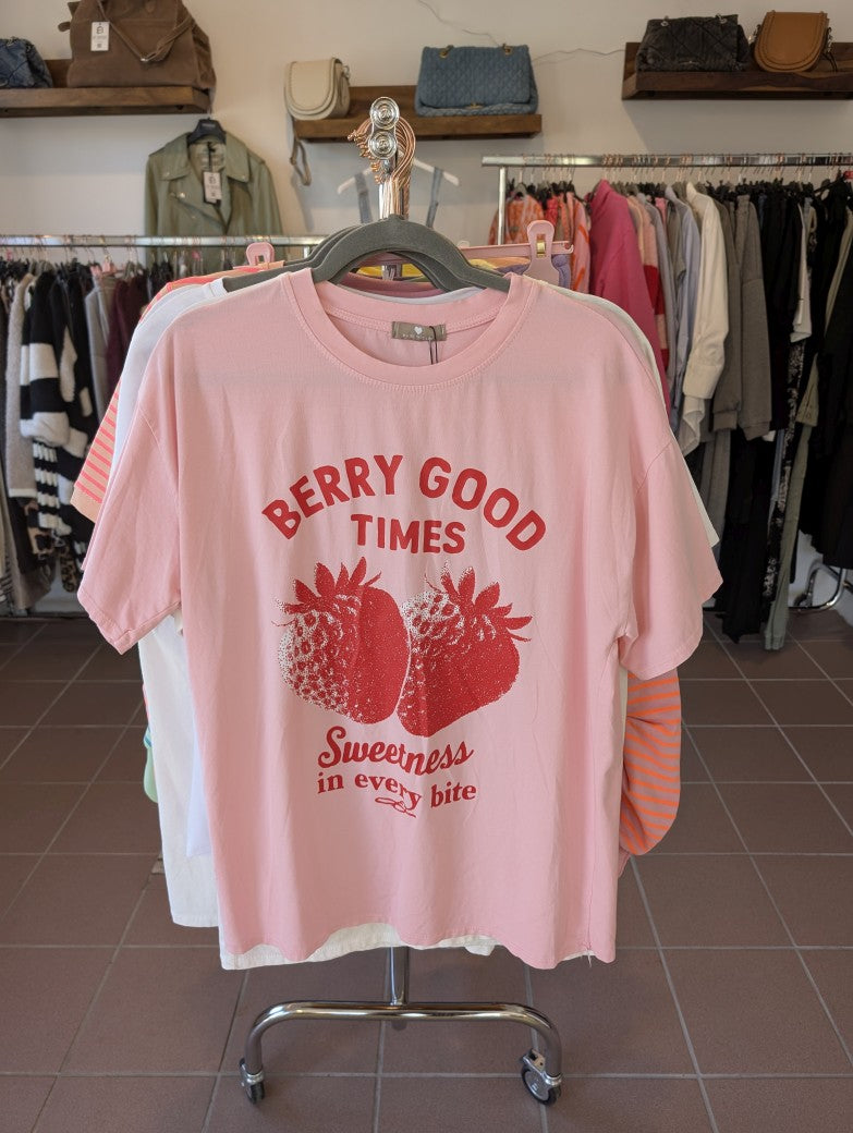 Genieße die guten Zeiten in diesem süßen T-Shirt aus weicher Baumwolle mit fröhlichem Erdbeer-Print in Rosa-Rot gehalten. Hol' es Dir jetzt!