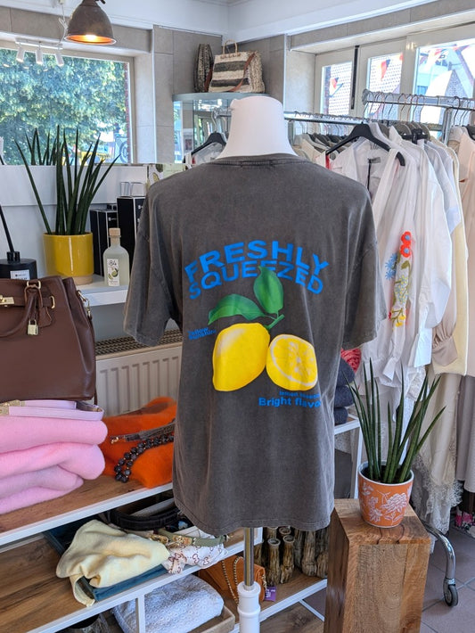 T-Shirt Zitrone Freshly Squeezed Anthrazit mit gelber Zitrone, grünen Blättern und blauer Schrift - 100% Baumwolle, mit Backprint. Made in Italy