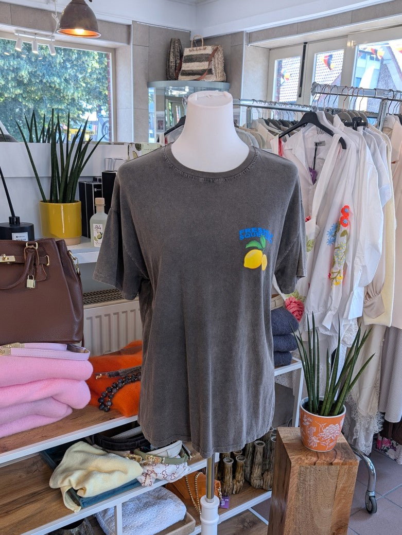 T-Shirt Zitrone Freshly Squeezed Anthrazit mit gelber Zitrone, grünen Blättern und blauer Schrift - 100% Baumwolle, mit Backprint. Made in Italy