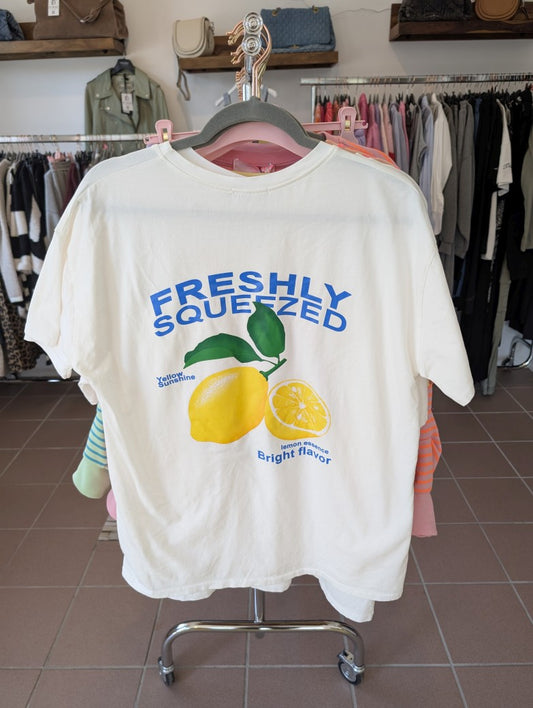 Trage das T-Shirt Freshly Squeezed, um deinen Look aufzufrischen! Mit dem Zitronen-Backprint verleihst du jedem Outfit eine extra Portion Energie und Euphorie!