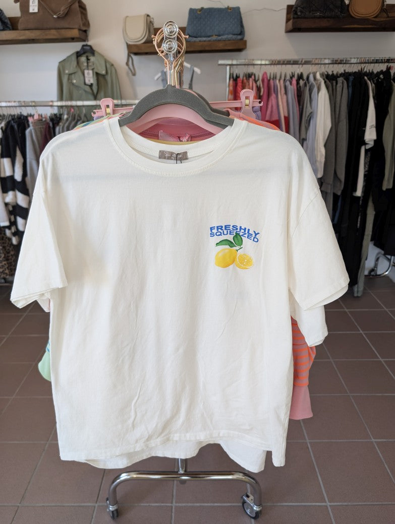 Trage das T-Shirt Freshly Squeezed, um deinen Look aufzufrischen! Mit dem Zitronen-Backprint verleihst du jedem Outfit eine extra Portion Energie und Euphorie!