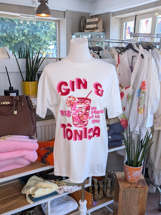 Setzen Sie ein modisches Statement mit diesem auffälligen Gin & Tonica T-Shirt in den lebendigen Farben Créme Rot Pink!