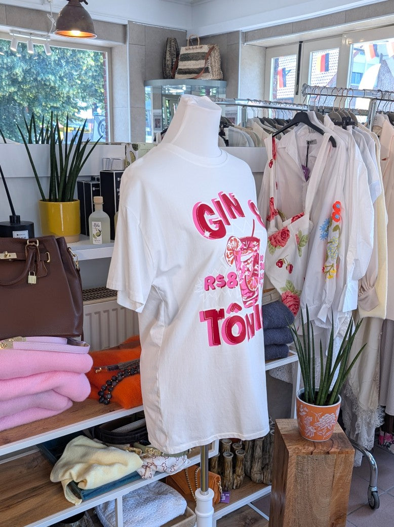 Setzen Sie ein modisches Statement mit diesem auffälligen Gin & Tonica T-Shirt in den lebendigen Farben Créme Rot Pink!