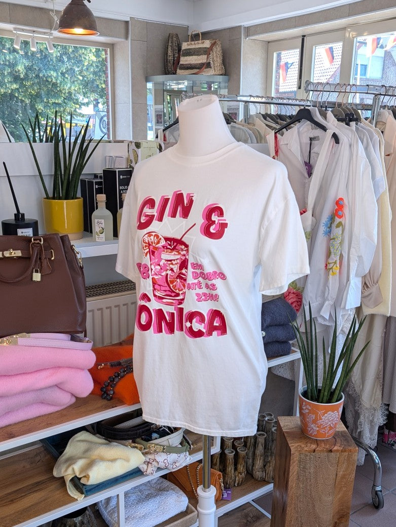 Setzen Sie ein modisches Statement mit diesem auffälligen Gin & Tonica T-Shirt in den lebendigen Farben Créme Rot Pink!