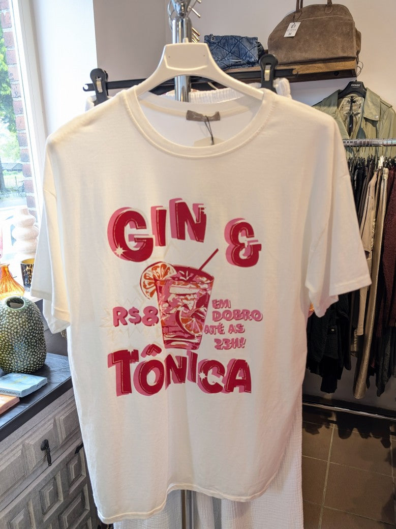 Setzen Sie ein modisches Statement mit diesem auffälligen Gin & Tonica T-Shirt in den lebendigen Farben Weiß Rot Pink!