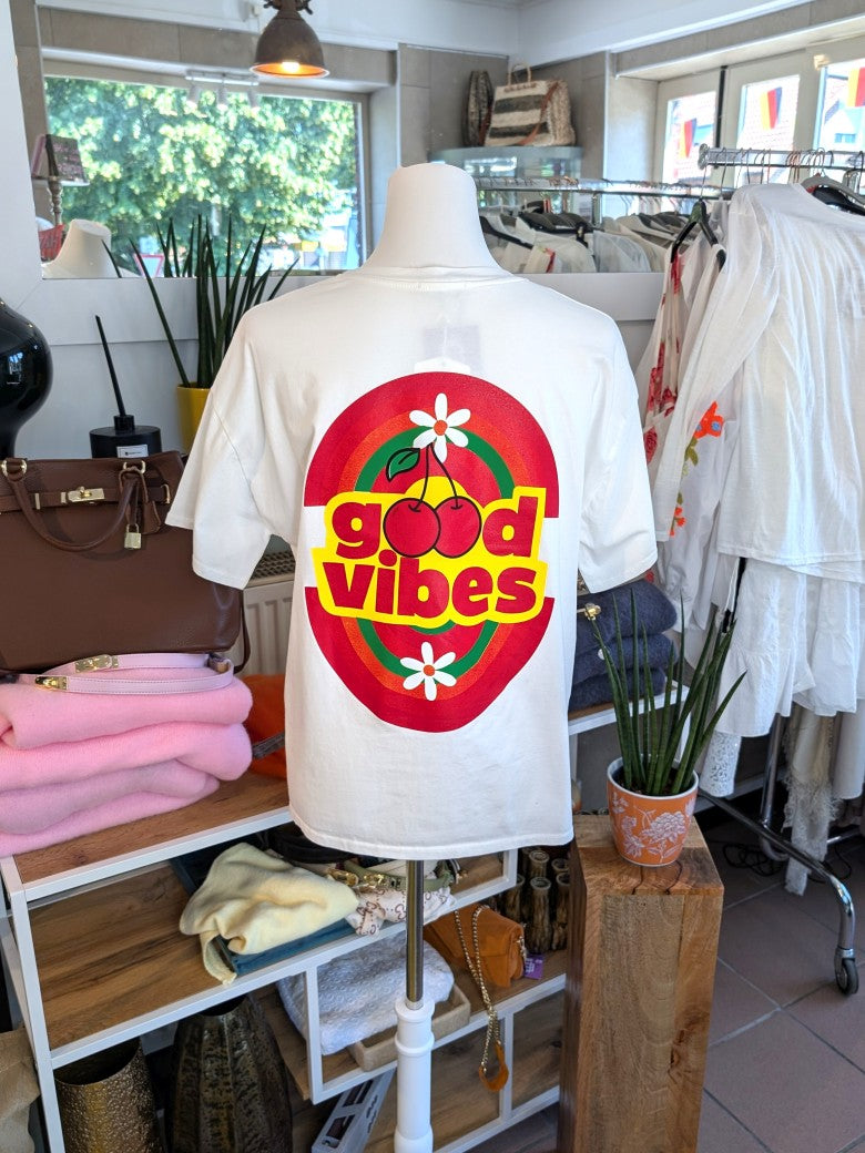 Lässiges T-Shirt in hellem Créme mit farbenfrohem Kirsch-Backprint in Rot, Gelb, Grün und Orange. Statement-Piece von Mioni für gute Laune und positive Energie.