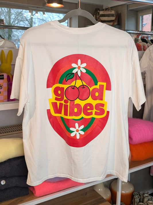 Lässiges T-Shirt in hellem Créme mit farbenfrohem Kirsch-Backprint in Rot, Gelb, Grün und Orange. Statement-Piece von Mioni für gute Laune und positive Energie.