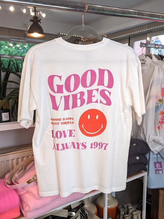 Vintage-inspiriertes T-Shirt mit großem Backprint im 90er-Jahre-Stil - Nostalgie Statement-Piece mit zeitlosem Appeal für Retro-Vibes und positive Botschaften!