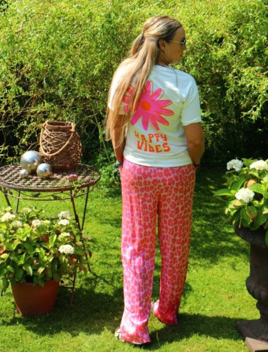 Belebe deine glücklichen Vibes mit dem T-Shirt Happy Vibes in den Farben Weiß, Orange und Pink mit auffälligen Backprint  - lass es strahlen!