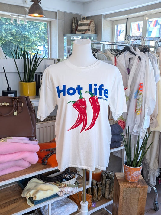 Dieses T-Shirt „Hot Life Hello Chili“ von MOOIJ aus Baumwolle vereint Komfort und Stil in einem. Vielseitig kombinierbar - setze ein Statement!