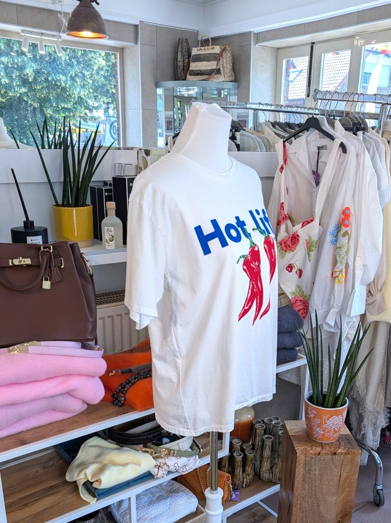 Dieses T-Shirt „Hot Life Hello Chili“ von MOOIJ aus Baumwolle vereint Komfort und Stil in einem. Vielseitig kombinierbar - setze ein Statement!