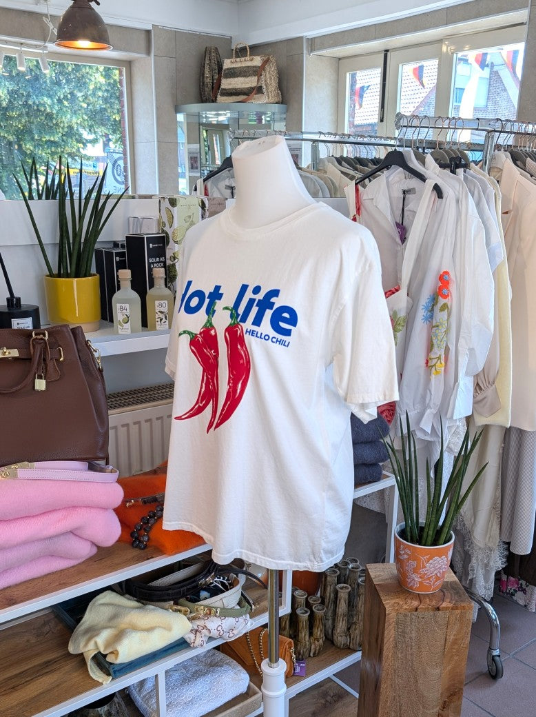 Dieses T-Shirt „Hot Life Hello Chili“ von MOOIJ aus Baumwolle vereint Komfort und Stil in einem. Vielseitig kombinierbar - setze ein Statement!
