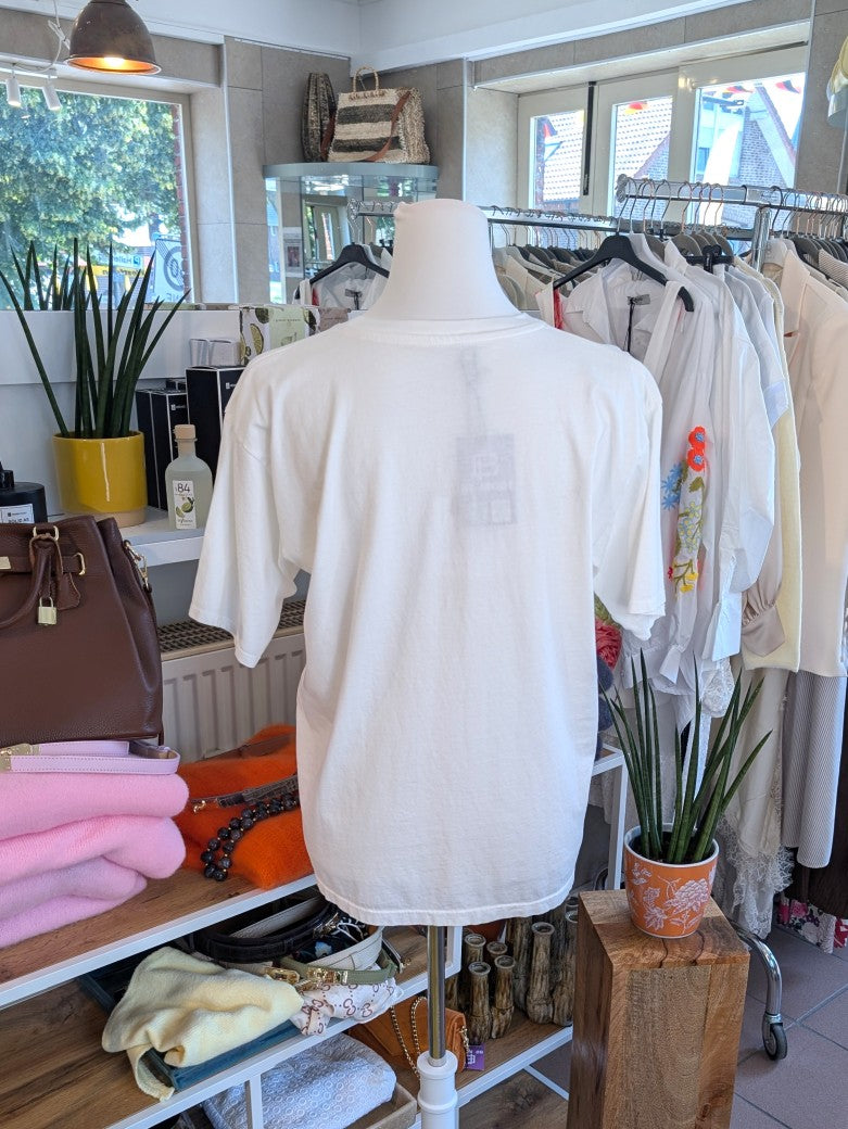 Dieses T-Shirt „Hot Life Hello Chili“ von MOOIJ aus Baumwolle vereint Komfort und Stil in einem. Vielseitig kombinierbar - setze ein Statement!