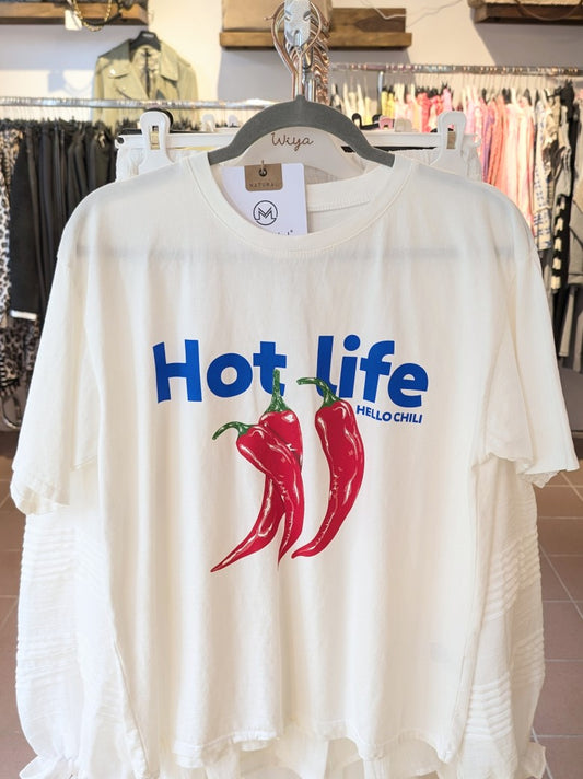 Dieses T-Shirt „Hot Life Hello Chili“ von MOOIJ aus Baumwolle vereint Komfort und Stil in einem. Vielseitig kombinierbar - setze ein Statement!