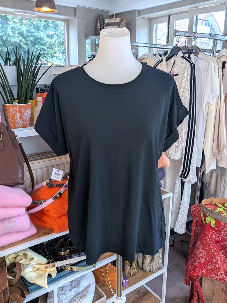 Schwarzes Baumwolle T-Shirt mit liebevollem "I love you to the moon and back" Patch. Ein perfektes Geschenk für alle, die Sentiment und Style vereinen möchten.